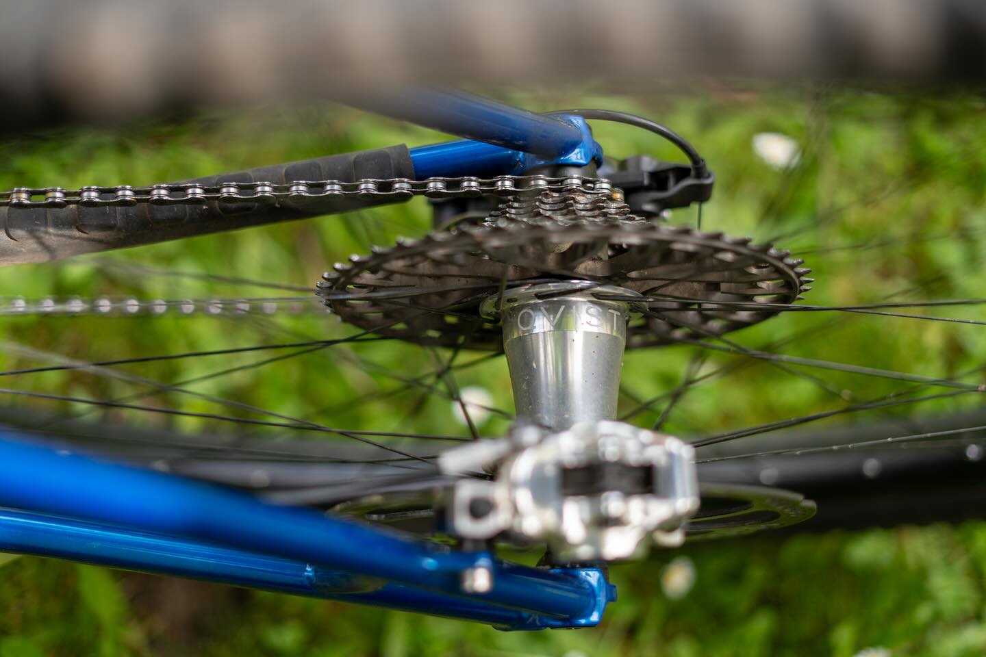 Der Blick ins Wochenende wird präsentiert von QVIST 🔥
Die handmade in Germany Naben liefern mit ihren 120 Rastpunkten eine nahtlose Kraftübertragung – direkt, präzise und kompromisslos 🚴‍♂️⚙️🇩🇪

#ridehard #weekendvibes #qvist #handmadeingermany #nabenliebe #cyclinglife #bikelovers #techdetails #bikeporn #teambikepointdresden #bikepointdresden