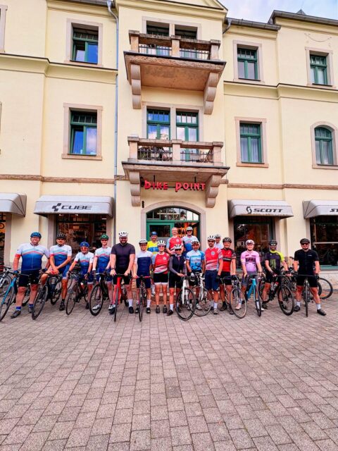 Seit gut zwei Wochen wird parallel zur Tour de France auch in Dresden kräftig in die Pedale getreten! 🚴♂️
Mal flach, mal schnell, mal bergig – je nachdem, was die Originaltour in Frankreich vorgibt, steht bei der Tour de Dresden etwa ein Drittel der jeweiligen Etappe an.
Kommt mit und begleitet uns in die letzte Woche dieser besonderen Ausfahrt! 💛
#tourdedresden #tourdefrance #ridewithus #gruppenausfahrt #rennrad #cyclingcommunity #bikepointdresden