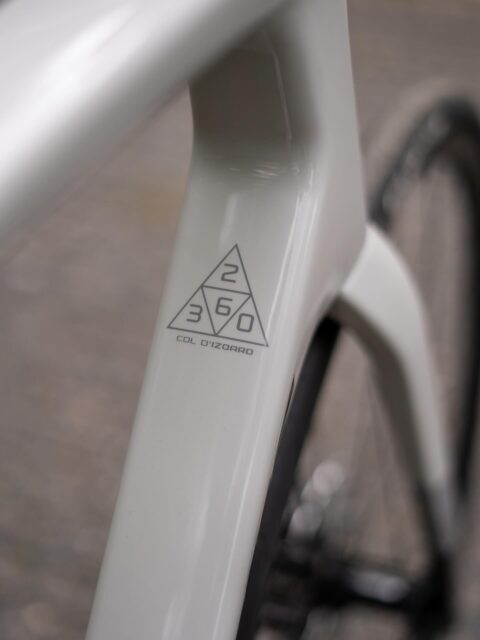 Wisst ihr, woher das @stevensbikeshamburg Izoard seinen Namen hat? ⛰️
Der legendäre Col d’Izoard in den französischen Alpen liegt auf beeindruckenden 2360 Metern Höhe – und genau diese Zahl ziert stolz den Rahmen des gleichnamigen Modells von Stevens. 🇫🇷
Ein Pass, der Radsportgeschichte schrieb: Klassiker wie die Tour de France führen regelmäßig über seine kargen, spektakulären Hänge. 💛💚🥤
Mit dem leichten Carbonrahmen aus Hamburg bringt euch das Stevens Izoard nicht nur stilvoll über eure Hausberge – vielleicht ja auch einmal an den Ort, der ihm seinen Namen gab.🪶
#StevensBikes #ColdIzoard #Radsportgeschichte #CarbonBike #Alpenpässe #Izoard2360 #HamburgMeetsAlps #Kletterkönig #tourfeeling #bikepoint #bikepointdresden