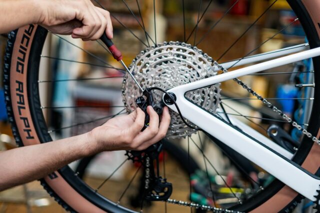 Feinschliff vorm großen Ritt! 🔧⚙️
Die Schaltung ist eingestellt, die Trails warten – am Sonntag geht’s „all in“: 150 km MTB rund um Dresden mit 2500 hm 🚵♂️🌲
Von Meißen bis Pirna nehmen wir alles mit, was an Trails geht! Start ist traditionsgemäß 7:30 Uhr am Heidefriedhof. Wer nur ein Stück mitrollen will, ist natürlich auch willkommen 👋
Nur das Wetter muss mitspielen – bei Regen bleibt das Bike im Keller ☔
#MTBAdventure #DresdenTrails #Schaltungsliebe #BikeDetails #TourPrep #DresdenUmrundung #rideready #bikepointdresden