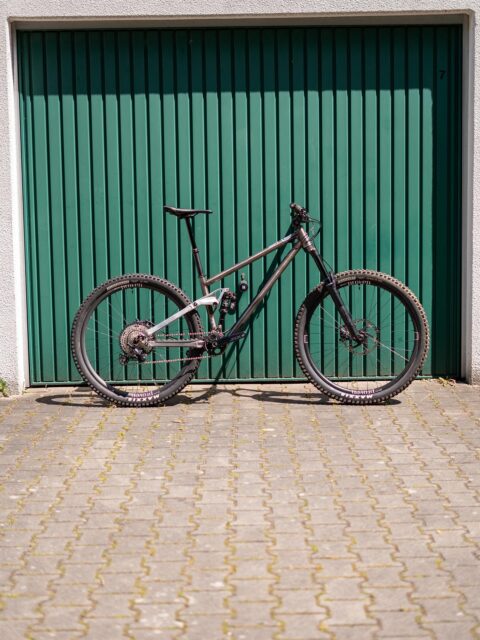 🚀 Trailrakete am Start!
Pünktlich zur 🗺️ #Dresdenumrundung holen wir das Double Choc von @sour.bicycles wieder ins Rampenlicht 🤘 – ihr erstes Stahl-Fully, gebaut für pure Trail-Action! 🔥🚵♂️💨
#mtblife #trailfun #bikeporn #steelbike #custommtb #enduro #mtblove #rideyourbike #shredder #singletrack #bikepointdresden