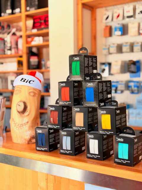 🎨🔥 FARBE Leute, FARBE!
Mit dem @ridededa Lenkerband knallt’s so richtig – gnadenlos bunt & garantiert Style-Polizei approved 🚨😎👌
💚💛❤️💜
Neidische Blicke inklusive… ✨🚴♀️
#handlebartape #bikeporn #cyclingstyle #rideinstyle #deda #colorupyourride #cyclinglife #bikebling #gravelgang #roadbike #cyclingcommunity #stylepolizei #bikelove 🌈🚲