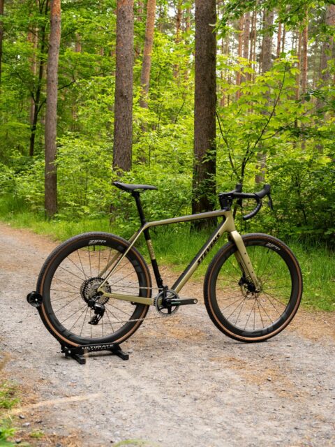 Das @stevensbikeshamburg Camino Pro AXS – aktuell das schnellste Gravelgerät aus Hamburg! 🔥
Mit der SRAM Force AXS Schaltgruppe und den Zipp 303s Laufrädern fliegst du förmlich über jede Schotterpiste 🚀 – Gravel-Highway statt Waldweg! 🌲💨
#gravelbike #stevensbikes #camino #stevenscamino #ridegravel #gravelgrinder #fromhamburgtotheworld #cyclinglife #graveladdict #gravelgang #zippwheels #sramforceaxs #outsideisfree #cyclinglove #bikepointdresden