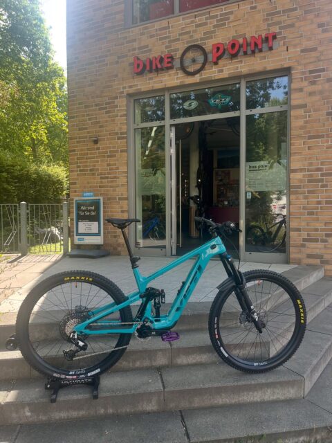 Und weil’s in den Details steckt 🔍✨ – hier ein paar Close-ups vom @yeticycles MTe: die brandneue @srammtb Maven Bremse 🛑, der kompakte @tq_ebike -Motor ⚡️ und als farbiges Highlight die @oneupcomponents Flat Pedals in Lila 💜🔥
 #YetiCycles #EbikeDetails #SRAMMaven #TQmotor #OneUpComponents #TrailStyle #bikepointdresden