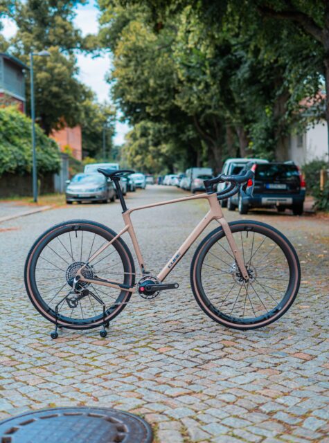 ✨ Old but beautiful ✨
Wir starten in die Gravelbike-Saison und feiern den goldenen Oktober mit einem echten Highlight aus dem letzten Modelljahr: das @cube.bikes Nuroad SLT 🚴♂️💨 Ausgestattet mit @sramroad Red und so viel Carbon, wie das Herz begehrt. (Okay… der Vorbau ist aus Alu – aber hey, wegen der integrierten Bremsleitung nehmen wir das sportlich 😉).
Ein Highlight, was Stil, Design und hammerharte Komponenten vereint! 🔥
#gravelbike #cyclinglife #nuroad #cubebikes #gravelcycling #sramred #bikecommunity #octobervibes #graveladventure #ridebikesbehappy #bikepointdresden