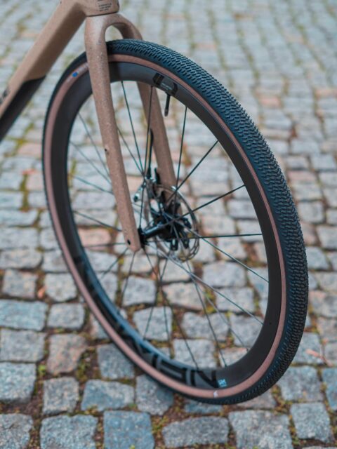 Nach dem Bike kommt das nächste Highlight: die Carbon-Laufräder von @newmencomponents 💎🚀
Die Advanced SL X.R. 36 sind nicht einfach nur Wheels – sie sind das Gefühl von endlosen Gravelroads, von Flow und Leichtigkeit. 🌪️✨
Sie bringen euch den perfekten Mix aus Speed, Kontrolle und diesem unbeschreiblichen „Carbon-Glide“, den man einmal erlebt haben muss.
Dabei helfen unter anderem die Carbonspeichen - deswegen machen die Laufräder jede Ausfahrt zu einem kleinen Abenteuer. 🌲🔥
Einfach aufsteigen, lostreten und spüren, wie Carbon euch ein Lächeln ins Gesicht zaubert. 😎
#gravelbike #newmen #carbonlove #gravelvibes #cyclinglife #graveladventure #rideinstyle #newmenwheels #octoberrides #gravelcommunity #bikepointdresden