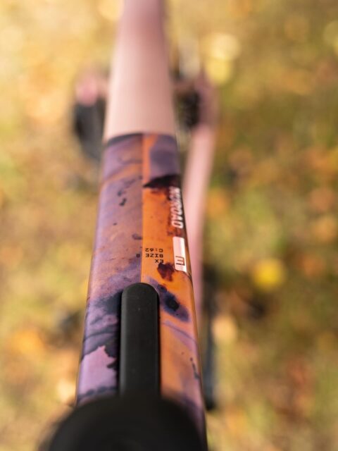 Ist das noch ein Bike oder schon Kunst? 🎨🚴♂️
Mit dem Shiftblush’n Art Design beim neuen @cube.bikes Nuroad 2026 haut Cube mal so richtig einen raus! 😍
Das Bike glänzt nicht nur durch Technik, sondern durch pure Ästhetik – ein echter Hingucker, der auf jedem Trail und bei jedem Coffee Stop alle Blicke auf sich zieht. ✨
Kanten, Formen, Farben – alles perfekt aufeinander abgestimmt. Dieses Design schreit förmlich: Ride me. Love me. 💥
#gravelbike #cubebikes #nuroad2026 #shiftblush #bikeart #cyclinglife #gravelstyle #bikecommunity #graveladventure #octobervibes #rideinstyle #gravelvibes #bikepointdresden