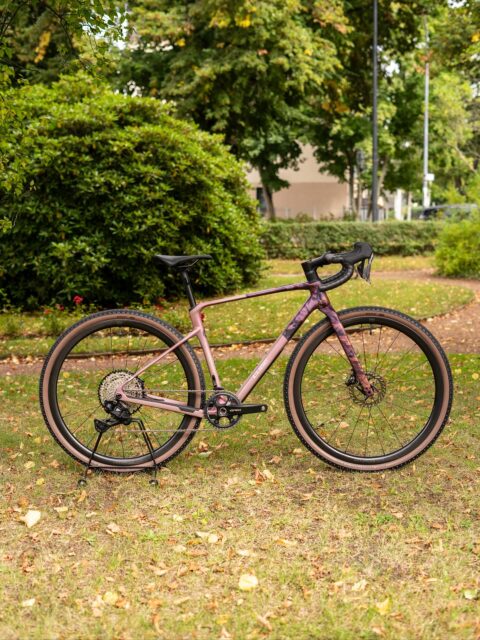 🎉 Brandneu & bereit für Abenteuer 🚴♂️✨
Hier ist es – das Cube Nuroad 2026. Ein Bike, das nicht einfach nur rollt… sondern Geschichten schreibt. 🌿💨
Mit frischem Design, cleveren Details und einem Setup, das Lust auf jede Ausfahrt macht, bringt Cube Gravel auf das nächste Level. Egal ob Feierabendrunde, Wochenendtrip oder große Tour – dieses Bike ist bereit, wenn du es bist. 🤝🔥
Leicht, agil, kompromisslos schön – das Nuroad 2026 steht für pure Gravel-Liebe. 💛
#gravelbike #cubebikes #nuroad2026 #cyclinglife #graveladventure #bikecommunity #rideinstyle #gravelvibes #octoberrides #gravelseason #bikelove #bikeporn #bikepointdresden