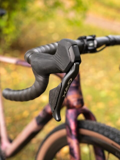 🚀 Shift happens – jetzt ganz ohne Kabel! 😎✨
Am neuen @cube.bikes Nuroad 2026 sorgt die brandneue @rideshimano GRX Di2 dafür, dass jeder Schaltvorgang butterweich, präzise und blitzschnell sitzt. ⚡️
Das Highlight: Die GRX Di2 ist jetzt komplett kabellos – cleanes Cockpit, aufgeräumtes Design und das unvergleichliche Gefühl, wenn jeder Klick direkt in Vortrieb übersetzt wird. 🪶
Egal ob steile Rampe oder Schotterautobahn – diese Schaltgruppe liefert Performance auf höchstem Niveau. Einmal gefahren, willst du nichts anderes mehr. 💥
#gravelbike #shimano #grxdi2 #nuroad2026 #cubebikes #gravelcycling #bikecommunity #graveladventure #gravelvibes #shimanogrx #rideinstyle #shiftup #bikelove #bikepointdresden