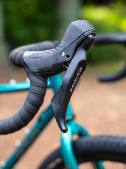 🔧 Für alle, die lieber selbst Hand anlegen! 💪🌍
Neben der neuen Di2 gibt’s natürlich auch das mechanische Pendant der @rideshimano GRX 1x12 – robust, direkt und einfach das perfekte Abenteuertool. 🚴♂️✨
Hier geht’s nicht um elektronische Perfektion, sondern um das pure Gefühl von Kontrolle. Jeder Klick, jeder Gangwechsel – ehrlich, präzise, kompromisslos. 🪨
Wer Gravel liebt, weil es rau, echt und manchmal unberechenbar ist, wird diese Schaltung feiern. Einfach aufs Bike, Schotter unter die Reifen und raus ins Abenteuer! 🌲🔥
#gravelbike #shimano #grxmechanical #1x12 #graveladventure #bikecommunity #gravelvibes #rideinstyle #grx #cubebikes #nuroad2026 #gravelcycling #bikelove #bikepointdresden