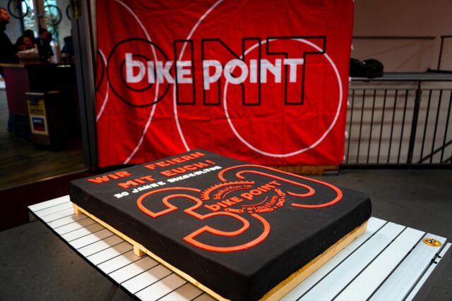 🎉 Bike Point Geburtstagstour – Freitag, 31. Oktober 2025 🎉
Wir stoßen mit EUCH an 🥂 auf 32 Jahre Bikekultur in Reinstform! 🚵♀️❤️
Unglaublich, wie die Zeit vergeht! ⏱️✨
Als großes Dankeschön für eure Treue laden wir euch ein, mit uns eine legendäre MTB-Tour zu shredden 🤘😎
Über die Plauener Hänge → Windberg → Trails im Gebergrund 🌲🌄
Schmale Wege, beste Vibes, starke Crew! 💥
Nach der Tour gibt’s warme Suppe 🍲 & kühle Getränke 🍻 – verdient!
📍 Start: bike point Dresden-Plauen
🕙 Freitag, 31.10. – 10:00 Uhr
📏 35 km – 500 hm
🏋️♂️ Sportlich, aber entspannt – kein Hetzen 🚫💨
☔ Sollte es schütten wie aus Eimern, feiern wir lieber daheim! 😉
#bikepointdresden #bikedna #geburtstagstour #32JahreBikePoint #MTB #DresdenMTB #PlauenerHänge #Windberg #Gebergrund #SingletrackLove #RideWithFriends #TrailFun #MountainbikeLiebe #Bikelife #DresdenErleben #BikeCommunity #RideAndSmile #SupportLocal #Radliebe #mtbtour #bikeadventure #shredden #stayactive #autumnride 🍂🚴♀️🔥