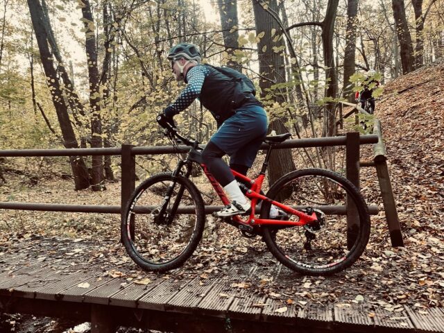 ✨ Recap – Bike Point Geburtstagstour 2025 ✨

Was für ein Tag! 🚵‍♂️🔥 Danke an alle, die unsere 32 Jahre Bikekultur mit uns auf den Trails gefeiert haben!
Zwischen goldenem Herbstlicht, matschigen Reifen und breiten Grinsen 😁 entstanden echte Lieblingsmomente:

📸 Fotos von euch in Action auf den Trails
🍲 Suppe schlürfend in gemütlicher Runde
🥂 Anstoßen auf viele weitere gemeinsame Jahre

Die Route über Plauener Hänge – Windberg – Gebergrund war genau das, was wir lieben: schmal, flowig, familiär. ❤️

Kein Stress, nur gute Laune, Trails und starke Gemeinschaft.
Danke, dass ihr dabei wart – ohne euch wären 32 Jahre Bike Point nicht das, was sie sind! 🚴‍♀️💚

#bikepointdresden #32JahreBikePoint #MTBRecap #TrailMoments #RideTogether #DresdenMTB #BirthdayRide #PlauenerHänge #WindbergTrail #Gebergrund #SuppeUndBier #BikeCommunity #SingletrailLove #HerbstRide #GoodVibesOnly #Bikelife #SupportLocal #TrailCrew #ShredAndSmile #Radliebe #mtbDresden #RecapMoments #BikenVerbindet 🚵‍♀️🍂🍲📸