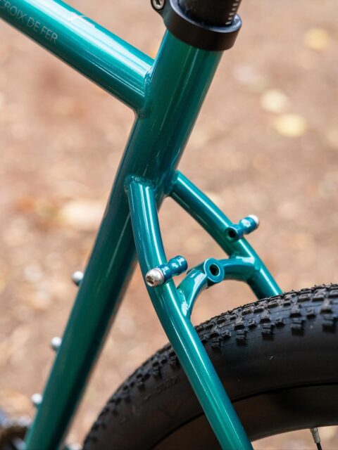 ✨ Zum Schluss: Stahl statt Schnickschnack. ✨
Bevor wir die Serie beenden, gibt’s noch einmal Liebe zum Detail – und zwar für das, was das @genesisbikesuk Croix de Fer so besonders macht: Stahl in seiner schönsten Form. 🔍🛠️
Die Detailshots zeigen, worum es bei diesem Bike wirklich geht:
- handwerkliche Rahmenkunst 🧷
- robuste Schönheit statt Hochglanz
- Schweißnähte, die Geschichten erzählen
- Rohre aus Stahl, die länger halten als so mancher Trend 🚲🔥
Kein Carbon, kein Hype – nur ehrliches Material und pure Abenteuer-DNA. Genau deshalb lieben wir es.
#genesisbikes #croixdefer #steelbike #bikeporn #framedetails #gravellove #handcrafted #stahlistreal #adventurebybike #gravelcommunity #cyclinglife #madeforadventures #bikepointdresden