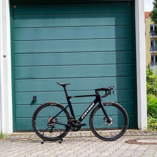 🚴♂️ Roadbike Saison is over?!? 😏
Von wegen! Wer sagt denn, dass man die letzten Sonnenstrahlen nicht auch mit ordentlich Style und Speed genießen kann? ☀️💨
Unser @stevensbikeshamburg Arcalis Custom zeigt, wie’s geht: pure Aerodynamik, feinste High-End Parts und jede Menge Motivation, selbst an kürzeren Tagen noch Kilometer zu sammeln. 💪✨
Perfekt für alle, die sich auch im Herbst nicht bremsen lassen. 🍂🚴♀️
#stevensbikes #roadbike #cyclinglife #ridewithstyle #bikeporn #aero #cyclingpassion #custombike #roadcycling #lovetoride #bikelife #sunsetride #ridelocal #stevensarcalis #bikepointdresden #bikepointdresden #fromhamburgwithspeed #cyclingseasonneverends #bicyclelove #cyclistsofinstagram #autumnrides 🚴♂️🌇🔥