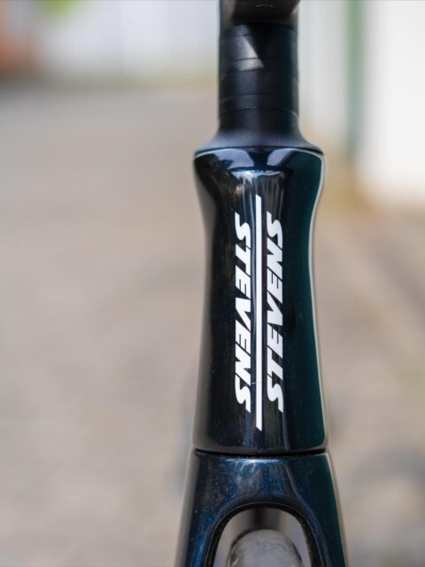 ✨ Details, die zählen.
Der Blick fällt auf das, was dieses Bike so besonders macht – den Stevens Arcalis Rahmen in Magic Blue 💙.
Je nach Licht ein anderer Ton, je nach Perspektive ein neues Highlight. Ein echtes Schmuckstück für alle, die Design genauso lieben wie Performance. ⚡️
Feinste Linien, cleane Integration und Aerodynamik, die man sehen und spüren kann. Dieses Custombike zeigt: Schönheit liegt im Detail. 🔥
#stevensbikes #stevensarcalis #custombike #magicblue #bikeporn #cyclinglife #roadbike #aero #bikedetails #frameshot #cyclingpassion #rideinstyle #lovetoride #bikelove #bicyclephotography #bikepointdresden #bikepointdresden #cyclingseasonneverends #aerobike #roadcycling #bluelovers 💙🚴♂️✨