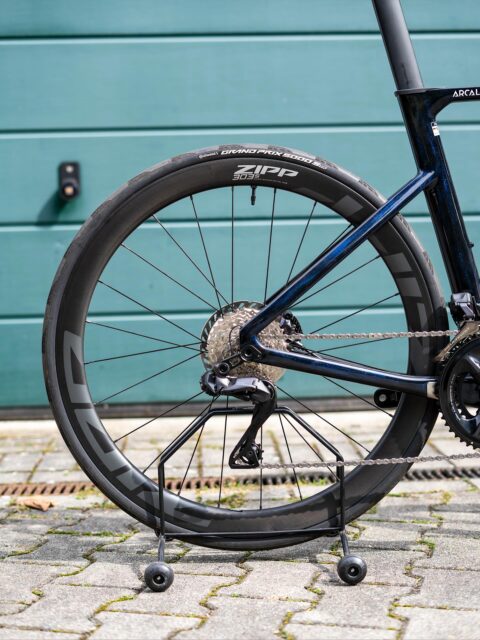 ⚡️ Zipp 303 S – Speed trifft Vielseitigkeit.
Wer denkt, Aero und Komfort schließen sich aus, hat die 303 S noch nicht gefahren. Mit ihrem neuen, breiteren Felgendesign liefern sie genau das, was moderne Road- und Gravelbikes heute brauchen: Tempo, Effizienz und echte Alltagstauglichkeit. 🚀
Die 45 mm hohen Tubeless-Felgen sind für 28-mm-Reifen optimiert, fühlen sich aber auch mit breiten Gravel-Pneus bis 50 mm pudelwohl. Weniger Luftdruck, weniger Rollwiderstand, mehr Kontrolle – onroad und offroad. 💨✨
Durch die breitere Felgenplattform wird jeder Reifen aerodynamisch und komforttechnisch auf ein neues Level gehoben. Zipp selbst spricht von bis zu 10 Watt Ersparnis bei 40 km/h – und das spürt man. 🏁
Kurz gesagt:
Leichter, schneller, effizienter.
Ein Laufradsatz, der aus jedem Bike ein Performance-Upgrade macht. 🔥
#zipp303s #zippspeedweaponry #roadbike #gravelbike #aero #cyclinglife #bikeupgrade #tubelessready #ridebetter #cyclingpassion #wheelporn #bikedetails #bikelove #bikepointdresden #speedmatters #bikepointdresden #cyclistsofinstagram #allroad #aeroisanything 🚴♂️💨✨