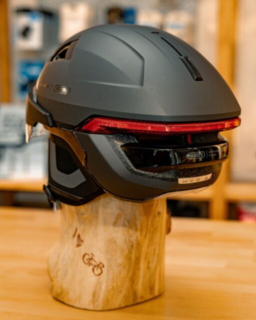 Der neue ABUS Hyp-E Ace bringt Licht ins Dunkel – mit integriertem Rücklicht & klarem Visier bist du sicher und komfortabel unterwegs. Perfekt für kalte Tage, dunkle Wege & alle, die auch im Winter weiterradeln ✨🛡️
#Abus #WinterRide #BikeSafety #UrbanCycling #Visierhelm #StayVisible #CommuterLife #Fahrradliebe #bikepointdresden