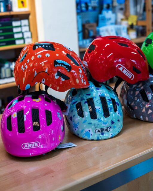 Bunt, sicher & mega cute 🎨🛡️
Mit den neuen ABUS Smiley Modellen haben wir für unsere Kleinsten ordentlich aufgestockt – mehr Farben, mehr Style, mehr Sicherheit! ✨🚴♀️
#Abus #Smiley #KidsOnBikes #SafetyFirst #Kinderhelm #BikeLove #CyclingKids #RideSafe #Fahrradliebe #bikepointdresden