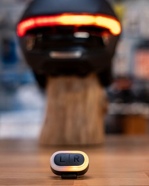 Und jetzt wird’s smart! ✨📡
Der ABUS Hyp-E Ace kann noch mehr: Mit integrierter Blinkerfunktion und Lenker-Fernbedienung zeigst du deine Richtung ganz easy an – super sichtbar, super sicher, super modern 🚦🚴♀️
#Abus #SmartCycling #Blinkerhelm #BikeTech #SafetyFirst #UrbanBikeLife #VisibilityMatters #Fahrradtechnik #bikepointdresden