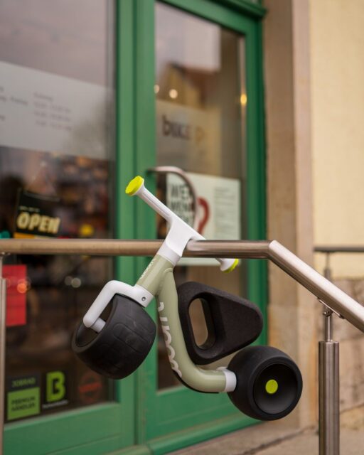 Einfach verdrehen & WOW! 🔄🤩
Das neue woom WOW kommt mit einer cleveren Lenker-Mechanik:
Ein kurzer Dreh, zack – 90° eingerastet! So lässt sich das Laufrad super easy am Kinderwagen mitnehmen 🚼🚲
Mehr Komfort für Eltern, mehr Abenteuer für die Kids ✨🙌
#woom #woomwow #KidsOnBikes #BalanceBike #SmartDesign #ParentHacks #Fahrradliebe #Kinderfahrrad #Innovation #bikepointdresden