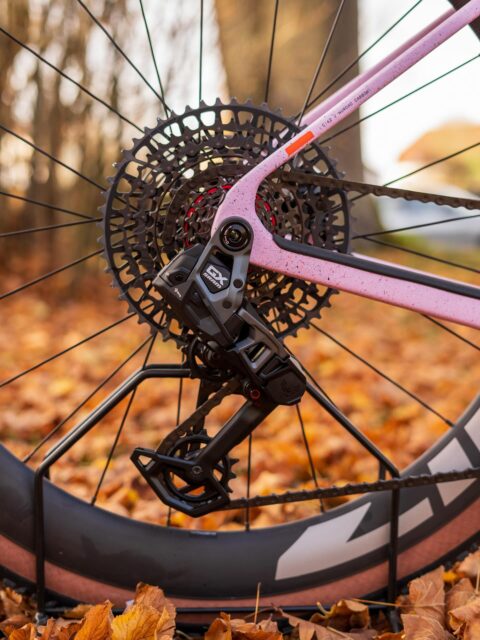 Zurecht von euch gehyped! 🔥
Das Nuroad SLX C:62 im bestechenden Rhodonite-Farbton kam bei euch so gut an, dass wir euch die Bilder einfach nicht vorenthalten konnten 📸✨
Leider ist das schöne Biest inzwischen schon unterwegs – mit seinem neuen Besitzer 🚴♂️💨
Wir wünschen ganz viel Spaß und allzeit gute Fahrt! 🙌
#nuroad #cubenuroad #c62 #bikepointdresden #rhodonite gravelliebe bikelove bikeporn rideout newbike cyclinglife bikeshop hyped 🚲🔥