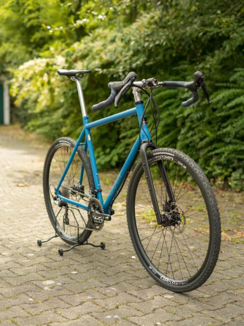 💙 Custom Build – done right. 💙
Das @sour.bicycles Clueless im edlen Baked Blue ist fertig und rollt ab sofort für seinen neuen Besitzer durchs Gelände 🚵‍♂️🔥
Clean aufgebaut, kompromisslos im Look und genau so, wie sich der Kunde sein Bike vorgestellt hat.
Heute zeigen wir euch erstmal das Komplettrad –
👉 im nächsten Post gehen wir dann ins Detail und zeigen euch die einzelnen Komponenten 👀🔧
Was sagt ihr zum Farbton? 😍

#bikepointdresden
#custombike
#sourbikes
#sourclueless
#bakedblue