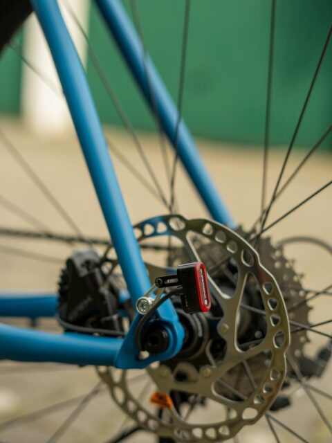 🔍 Custom Build – Details, die den Unterschied machen. 🔍

Beim @sour.bicycles Clueless im Baked Blue lohnt sich der zweite Blick ganz besonders 👀✨

Ein echtes Highlight:

💡 Supernova E3 Pure Frontleuchte – clean integriert, 70 LUX hell und perfekt für Alltag & Abenteuer
🔴 Supernova TL3mini Rücklicht – dezent, stark sichtbar und formschön gelöst
Funktion trifft Design – genau so, wie wir uns ein durchdachtes Customrad vorstellen 🚴‍♂️⚡️

Welches Detail feiert ihr am meisten? 👇

#bikepointdresden
#custombike
#sourclueless
#sourbikes
#supernova