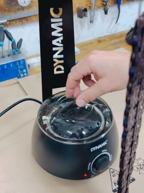 Warum eigentlich Heißwachs? 🧐
Ganz einfach:
🧼 Saubere Kette – kein schwarzer Schmodder mehr
⚙️ Weniger Reibung – läuft spürbar leichter
🔇 Leiser Antrieb – fast wie neu
⏳ Längere Haltbarkeit von Kette & Ritzel
Beim Heißwachsen wird die Kette vollständig gereinigt und anschließend in heißem Spezialwachs behandelt.
Das Ergebnis?
👉 Weniger ist mehr.
👉 Sauber ist das neue Must-have.
#bikepointdresden #musthave #dynamicbikecare #chainwax #bikeparts