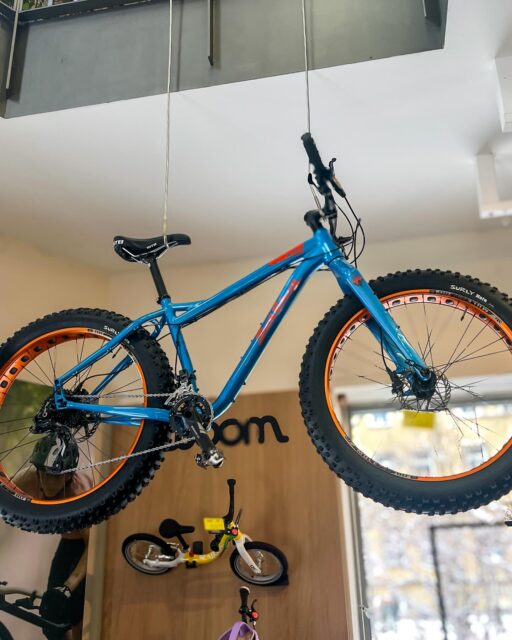 ❄️ Schnee in Dresden? Kein Problem! ❄️
Wenn die Landschaft weiß wird und andere stehen bleiben, fängt der Spaß erst an 💪
Das Salsa Mukluk Fatbike ist das perfekte Fortbewegungsmittel für Schnee, Matsch und Winterabenteuer. Mit seinen breiten Reifen und der stabilen Geometrie bringt dich das Fatbike des kalifornischen Herstellers sicher und mit jeder Menge Spaß durch die verschneite Stadt und darüber hinaus 🌨️🚵♂️
🔥 Special Deal:
Jetzt bei uns für nur 999 € statt 2.199 € – als Einzelstück gibt es das Modell in Dresden Plauen zu bestaunen!
Winter kann so gut aussehen. Komm vorbei und überzeug dich selbst!❄️☃️
#bikepointdresden #salsabikes #salsamukluk #fatbike #winterride