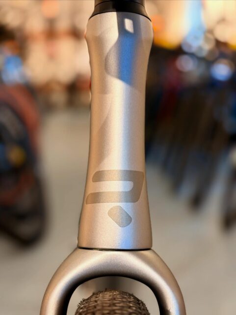 👀 Sneak Peek in die nächste Woche…
Was denkt ihr, was uns da erwartet?
Ein klassisches Rennrad?
Oder doch etwas ganz anderes? 🤔
Und die viel wichtigere Frage:
Warum steckt bitte jemand eine Gravelgabel in dieses Rennrad?! 😏
Zufall, Experiment oder der Beginn von etwas ziemlich Spannendem?
Lasst eure Theorien in den Kommentaren da 👇🔥
#sneakpeek #bikepointdresden #aero #roadbike #gravelbike