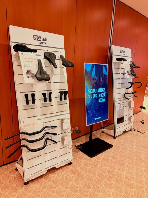 📚🔧 Weiterbildung statt Werkbank – zumindest für einen Moment!
Diese Woche dreht sich bei uns alles um Schulungen & Weiterbildungen, damit wir euch auch in Zukunft bestmöglich beraten können 🙌
Den Auftakt macht die heutige Händlerschulung von @sqlab :
Ergonomie, Sportmedizin und richtig spannende neue Produkte, die Komfort und Performance aufs nächste Level bringen 🚴♀️✨
Mit am Start war außerdem @smartfit.findyoursize , die uns ihre Sizing- und Fittingtools gezeigt haben – denn ein Bike passt erst dann perfekt, wenn der Mensch darauf perfekt sitzt 📐🧍♂️
#bikepoint #bikepointdresden #sqlab #smartfit #ergo