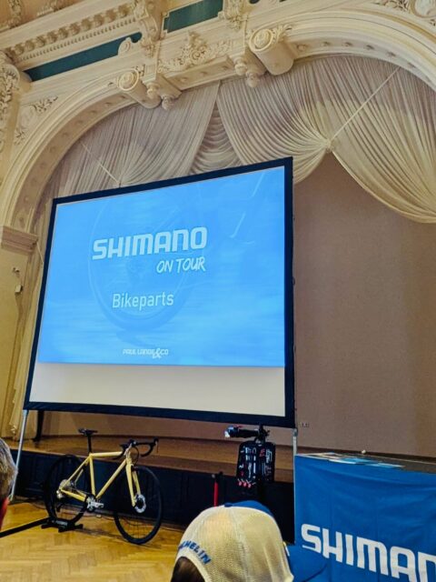 Wir waren bei @rideshimano eingeladen 🙌
Neben jeder Menge spannender Einblicke stand ein echtes Highlight im Fokus:
die neue CUES-Autoshift-Dynamo-Nabe ⚡🚲 – Energie direkt aus der Bewegung, clever integriert und super spannend für Alltag & Abenteuer.
Dazu gab’s viele weitere Themen rund um Technik, Innovation und Leasing (danke @jobrad_org )– genau das Wissen, das später bei euch im Laden den Unterschied macht 🔍🛠️
#bikepointdresden #schulung #bikeparts #shimano #jobrad