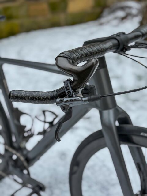 Bei diesem @scottsports Metrix steckt der Teufel ganz klar im Detail.
Vom @beast_components Hybrid Bar über die perfekt abgestimmten Beast Laufräder bis hin zum passenden Flaschenhalter 🖤

Nicht laut. Nicht zufällig.
Sondern ein Setup, das man erst auf den zweiten Blick so richtig feiert 🔥

Swipe & zoom – es lohnt sich 👉📸

#bikepointdresden #scottmetrix #beastcomponents #bikedetails #detailverliebt