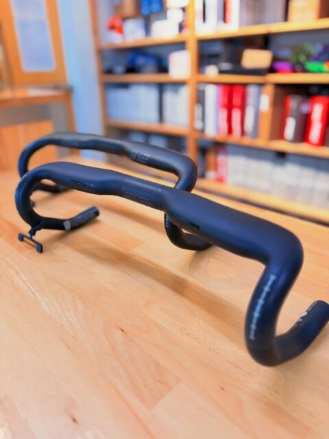 Die Ergonomie-Helden von @sqlab_official haben mit dem 312 Rennradlenker schon ordentlich für Gesprächsstoff gesorgt.

Zuerst als reine „R“ Carbon-Variante am Start – mit Ansagen wie „Der letzte Lenker deines Lebens“ 😏
Statement? Definitiv.

Gemeint war natürlich: maximale Haltbarkeit & durchdachtes Konzept.

Jetzt gibt’s Zuwachs im Portfolio 👇

Der 312 Alu ist der Preiseinstieg in die Serie – rund 115 g schwerer als der 312 R Carbon, aber mit einer sehr ähnlichen Geometrie:

✨ 1,5° Flair
✨ 2–10° Frontsweep (SQlab-typisch)
✨ ergonomisch optimiert für entspannte

Handpositionen auf langen Ausfahrten
Carbon oder Alu – am Ende zählt, wie’s sich anfühlt. Und genau das finden wir mit euch raus.
Kommt vorbei, lasst euch beraten oder schaut direkt bei den Jungs von SQlab vorbei 👌

#bikepointdresden #sqlab #rennrad #roadbike #likesforbikes