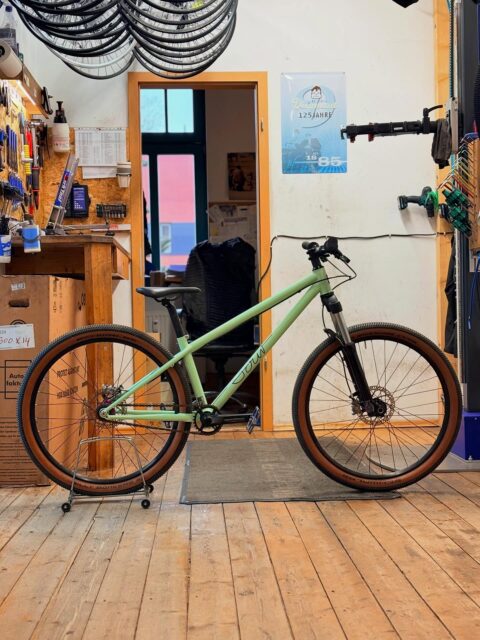 🚲 Cancan kann fast alles. 🆙

Und wenn nicht – dann lernt es das spätestens im Pumptrack. 😌

Das @sour.bicycles Cancan ist bereit, Funkparks zu zerlegen, Lines zu flowen und Airtime zu sammeln.

Realistisch gesehen wird man es aber eher auf den Pumptracks der Umgebung sehen – und dort vermutlich ziemlich regelmäßig 👀

Denn dieses Schmuckstück gehört jetzt unserem treuen Kunden @outsidesperfect 🙌

Let it fly. 🚀

#bikepointdresden #sourbikes #cancan #dirtbike #pumptrack