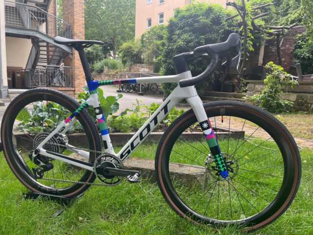 Die UCI hat unlängst auch die Schotterpisten für sich entdeckt 👀🌪️
Und wie immer gilt: Meinungen gibt’s genug – genauso wie neue Regeln. 📜⚖️
Aber ganz ehrlich…

Dieses Maschinchen hier braucht keine Regularien, um zu zeigen, wie absurd stark es ist. 😮‍🔥🚀

Dieses farbenfrohe @scottsports Addict Gravel RC ist zu schnell für den Gravelzirkus und damit eigentlich schon zu weit vorne. 🎪💨

#ScottAddictRC #GravelRace #UCIRules #RideFast #bikepointdresden