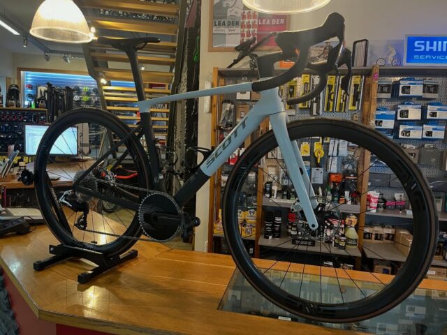 Geringes Gewicht gehört nach ganz oben ins Regal – alte Verkäuferweisheit. 😉

Und wenn ein Bike gerade mal 6,59 kg auf die Waage bringt, dann gibt’s eigentlich nur einen Platz dafür:
direkt auf unseren Verkaufstresen. 👑

Das @scottsports Addict RC Pro ist nicht nur leicht – es ist ein Statement.
Minimalismus in Reinform. Geschwindigkeit zum Anfassen. 🚀

Wer traut sich, es wieder runterzunehmen? 😏

#ScottAddictRCPro #AddictRC #Lightweight #bikepointdresden #roadbike