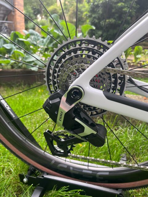 Sonntagabend. Zeit für die Details. 🌙✨
Nachdem wir euch das Gesamtpaket gezeigt haben, zoomen wir heute mal dahin, wo’s richtig ernst wird…
🔥 1x13 @sramroad RED – brutal präzise und mit integriertem Powermeter.
Das heißt: Weniger Spielereien. Mehr Fokus. Mehr Speed. ⚡📊
Angetrieben von
@beast_components Laufrädern – leicht, steif, schnell.
Wenn Beschleunigung eine Sprache hätte, würden sie brüllen. 🐺💨
Das hier ist kein Gravelbike für „mal schauen“.
Das ist Gravel auf Rennmodus.
#ScottAddict #SRAMRed #SRAM13 #bikepointdresden #beastcomponents
