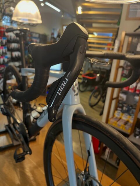 Ihr habt es beim Heranzoomen bestimmt schon entdeckt. 👀

Die Parts, die dieses @scottsports Addict RC Pro auf seine verrückten 6,59 kg bringen.

⚡ @sramroad neueste RED AXS
⚡ @dtswiss 180er Naben
⚡ @envecomposites SES Felgen
⚡ @arundelbike Flaschenhalter

Jedes Teil gewählt mit nur einem Ziel: maximale Performance bei minimalem Gewicht.

Oder wie wir es liebevoll nennen:
Lightweight addicted. 😏

#ScottAddict #bikepointdresden #SRAMRED #DTSwiss180 #enveses