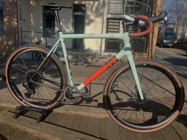 👑 Der König ist zu Hause!

Mit unserem Rad der Woche ist der König des Cyclocross vorübergehend bei uns eingezogen: 

das @iamspecialized_road S-Works Crux.

Leicht, kompromisslos schnell und mit einem Farbton, der sofort alle Blicke auf sich zieht. Eine Maschine, die einfach auffallen muss. 🔥

#bikepointdresden #specialized #sworks #crux #cyclocross