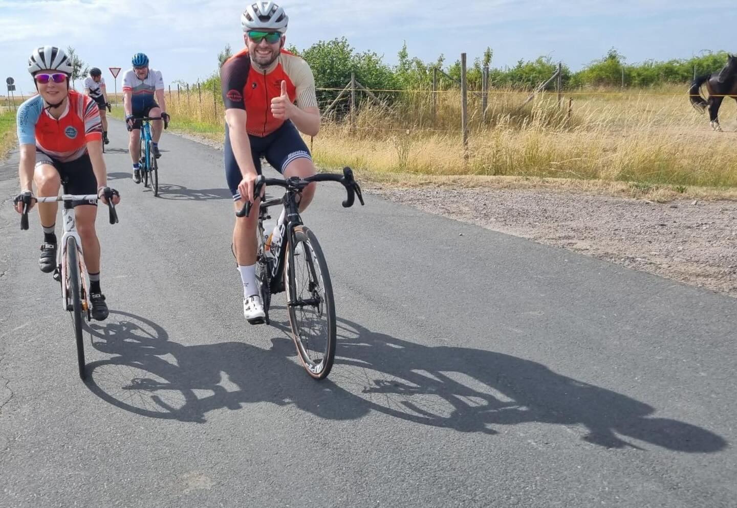 🚴‍♂️ Saisonopening 2026 – let’s roll! 🌿

Der Startschuss in die neue Rennradsaison fällt – und zwar gemeinsam mit euch! 🙌

📅 Sonntag, 19. April 2026
🕙 10:00 Uhr
📍 Start: bike point Dresden
🔹 ca. 100 km (Abkürzen möglich)
🔹 ca. 900 hm

Ursprünglich für Ostersonntag geplant, haben wir die Tour bewusst verschoben – Zeit für Familie gehört einfach dazu 🐣💛

Jetzt heißt’s: Rauf aufs Rad und rein in die Saison!
Freut euch auf eine entspannte Runde im moderaten Tempo, durch schöne Täler, über alte Bahndämme und Richtung Westen 🌄

Perfekt, um die Winterbeine zu wecken und gemeinsam Kilometer zu sammeln 🚴‍♀️🔥

Wer ist dabei? 👇

#saisonstart #rennradliebe #cyclingcommunity #dresden #roadbike