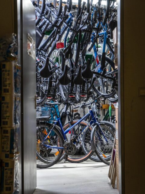 Ostern ist da 🐣🌷
Zeit, einmal kurz vom Sattel zu steigen, die Räder hängen zu lassen und die freien Tage mit unseren Liebsten zu genießen. Ein bisschen durchatmen, abschalten und den Alltagsstress ganz entspannt aus dem Kopf radeln.
Wir nutzen die Zeit, um neue Energie zu tanken – damit wir ab Dienstag wieder mit voller Motivation für euch da sind 🚴♂️
Bis dahin wünschen wir euch entspannte Feiertage, viele schöne Momente und natürlich die ein oder andere lockere Runde auf dem Rad!
#frostern #bikepointdresden #bike #bikestore