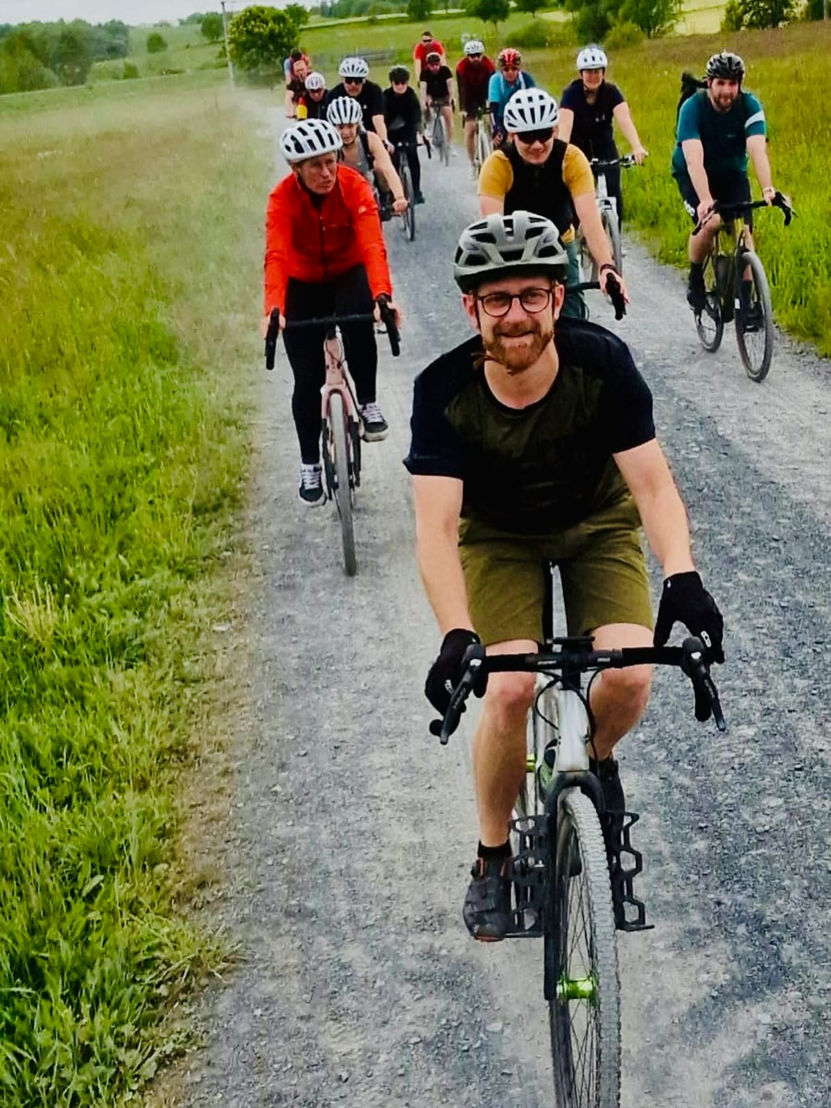 Road less traveled. 🏞️
Raus aus dem Alltag, rein ins Unbekannte – wir nehmen die Wege, die nicht jeder fährt. 🚲

Am Sonntag, 26.04. geht’s gemeinsam auf Gravel-Tour gen Süden. Euch erwarten knackige Anstiege, feiner Untergrund und genau die richtige Portion Abenteuer.

📍 Treff: 9:30 Uhr – bikepoint Dresden-Plauen
📏 Strecke: ca. 45 km | 750 hm
🚴‍♂️ Tempo: sportlich, aber entspannt – kein Stress, nur Flow
🚵‍♀️ Bikes: Gravel & MTB willkommen
🍦Eis: in Kreischa geplant 😎

Wichtig: Sollte das Wetter nicht mitspielen und es regnen, lassen wir die Tour ausfallen.
Also: Reifen checken, Beine lockern und dann ab auf die weniger befahrenen Wege.

Wer ist dabei? 👇

#roadlesstraveled #gravelride #graveldresden #bikepointdresden #gravelbike