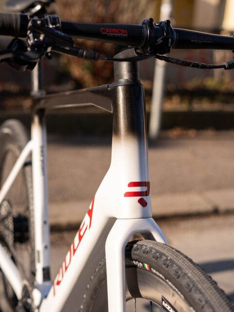 Hatten wir E-Grifn gesagt? Genau das meinen wir auch so… 👀⚡️

Im Detail steckt nämlich das, was dieses Bike so besonders macht:
Der @mahle_smartbikesystems Motor sitzt smart im Hinterrad versteckt – kaum zu sehen, aber definitiv zu spüren 🚲💥

Durch das leichte Gesamtgewicht fährt sich das Bike wie ein sportlicher Renner…

aaaaber mit dem nötigen E, wenn’s mal wieder etwas entspannter gehen soll 😏

Unauffällig, kraftvoll und einfach verdammt spaßig.
Genau unser Ding 🔥

#ridley #egrifn #mahle #ebike #bikepointdresden