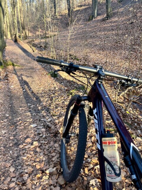 Manchmal sind es genau diese Momente, die uns zeigen, warum wir lieben, was wir tun. 💙

Einer unserer treuen Kunden hat uns letztens dieses starke Bild seiner neuen Geländemaschine geschickt – ein @yeticyclesde ASR Racingfully, bereit für alles, was kommt. 🏔️🚴‍♂️

Staubige Trails, schnelle Lines und jede Menge Fahrspaß – genau dafür gebaut. Danke fürs Teilen und viel Spaß da draußen! 🙌

#yeti #yeticycles #asr #racingfully #bikepointdresden