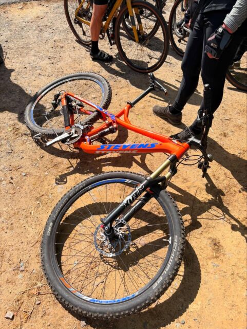 Manchmal braucht’s nicht das Neueste vom Neuen. 🙌

Bei unserer letzten Ausfahrt war alles dabei – von frischen Gravel-Builds bis hin zu echten Klassikern. Besonders ins Auge gefallen ist uns ein treuer Begleiter auf zwei Rädern: ein fast schon nostalgisches @stevensbikeshamburg Jura Fully.

Sein Fahrer bringt’s ziemlich entspannt auf den Punkt:
„Mehr brauch ich nicht – das kann fast alles und ich bin zufrieden.“

Genau das feiern wir. 💛
Langlebigkeit, Vertrauen ins eigene Setup und einfach fahren, statt ständig upgraden.
Mehr davon! 🚲

#rideyourbike #gravelride #mtblove #nachhaltigkeit #bikepointdresden