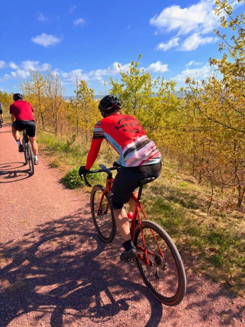 Road less traveled – Recap. 🌿🚴‍♂️

Was für ein Tag! Sonne im Gesicht, Schotter unter den Reifen und genau die richtigen Leute dabei.
Gemeinsam ging’s gen Süden über abwechslungsreiche Trails, knackige Anstiege und entspannte Passagen zum Durchatmen. Sportlich, aber immer im Flow – genau so, wie’s sein soll.

Die Einkehr in Kreischa? …nur mit Automateneis ☕🍰
Die Stimmung? Locker.
Die Beine? Spürbar 😅

Danke an alle, die dabei waren und diesen Ride wieder besonders gemacht haben. Wir freuen uns schon auf die nächste Runde – natürlich wieder abseits der ausgetretenen Pfade.

@teambikepointdresden 

#bikepoint #bikepointdresden #gravel #gravelbike teambikepointdresden