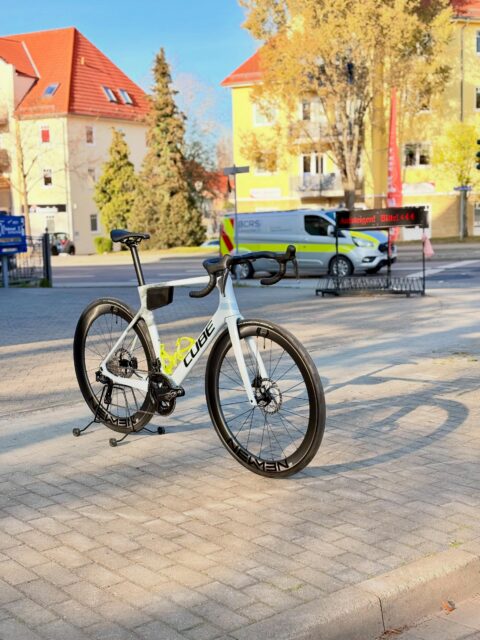 Das Cube Agree C:62 Race ist dieses Jahr wahrscheinlich das attraktivste Bike der gesamten Agree-Reihe. 🚲

Mit dem passenden Equipment wird das Gesamtbild dann endgültig rund — sportlich, clean und genau irgendwo zwischen Racebike und Kunstobjekt. 🚴‍♂️
Ein Rad, bei dem man eigentlich erst losfahren will… nachdem man es fünf Minuten angeschaut hat. 😄

#bikepointdresden #bikes #cube #agree #roadbike