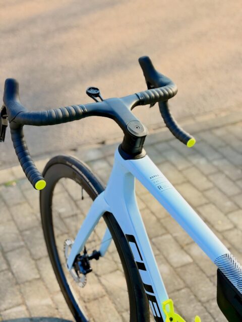 Details Details Details! 👀⚡️

Das aktuell stark nachgefragte Roadbike mit sportiver Endurance-Geometrie zeigt, dass Performance und Ausstattung nicht unbezahlbar sein müssen. 💰

Bereits ab 3799€ gibt’s hier eine cleane integrierte Lenker-Vorbaueinheit und sogar direkt ein Powermeter ab Werk dazu. 📈

Sportlich, modern und bereit für lange Tage im Sattel — genau so muss ein aktueller Renner aussehen. 🚴‍♂️💨

#bikepointdresden #bike #cube #agree #roadbike