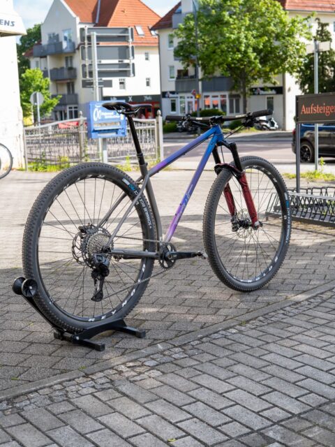 📸 Das vermutlich meistfotografierte Bike der letzten Wochen — und wahrscheinlich auch das meistdiskutierte.

Zwischen neugierigen Blicken, wilden Diskussionen und jeder Menge Detailshots war klar: Dieses Rad polarisiert.

32“ has arrived. 👀🔥

Größer, auffälliger und definitiv nichts für Langeweile auf dem Trail.
Was sagt ihr — Zukunft oder völlig drüber? 👇

#32inch #mtb #mountainbike #bikepointdresden #sourbike